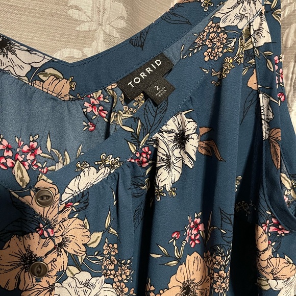 Torrid floral top 2x - Picture 2 of 3